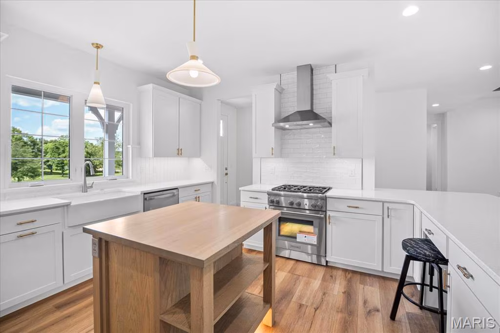 477 Parkview Lane Living Room with Beams